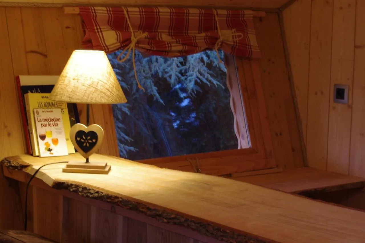 Domaine Des Grands Cedres Bed and Breakfast Cordelle 3*,  Γαλλία